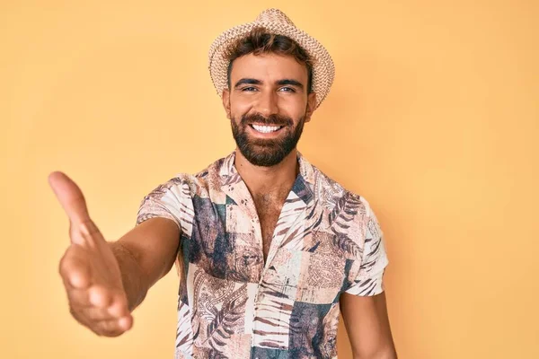 Junger Hispanischer Mann Mit Sommermütze Lächelt Freundlich Und Reicht Zur — Stockfoto