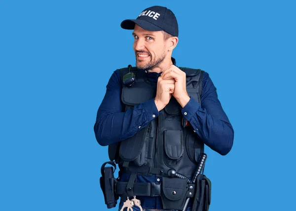 Jovem Homem Bonito Vestindo Uniforme Policial Rindo Nervoso Animado Com — Fotografia de Stock