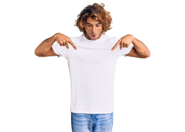 Jeune Homme Hispanique Portant Shirt Blanc Décontracté Pointant Vers Bas — Photo