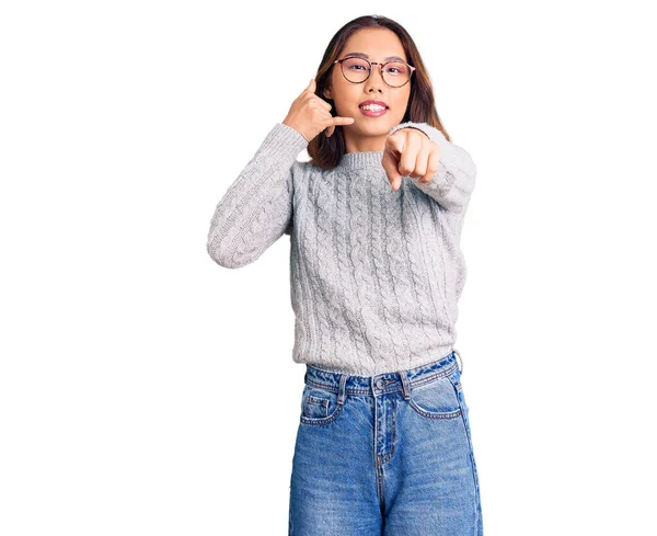 Молода Красива Китайка Повсякденному Одязі Посміхається Розмовляючи Телефону Вказуючи Дзвони — стокове фото