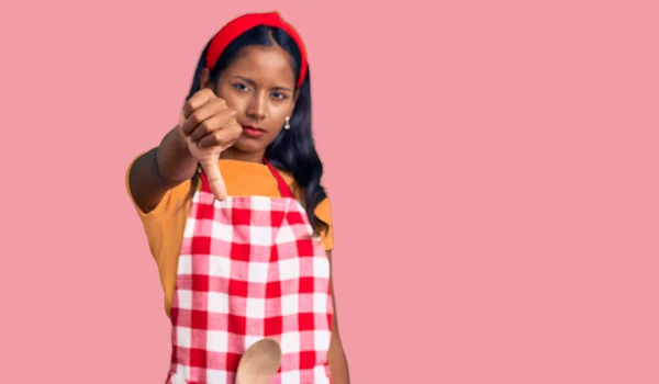 Молодая Индийская Девушка Профессиональном Переднике Пекаря Выглядит Несчастной Злой Показывая — стоковое фото