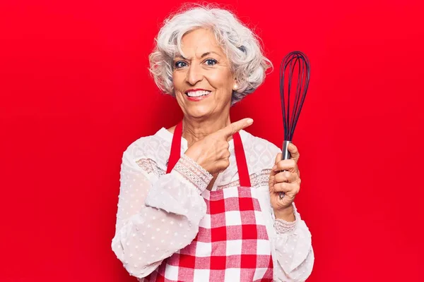 Oudere Grijsharige Vrouw Met Een Schort Met Garde Glimlachend Wijzend — Stockfoto