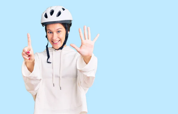 Красивая Брюнетка Молодая Женщина Велосипедном Шлеме Спортивной Одежде Показывая Показывая — стоковое фото