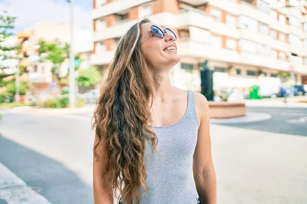 Giovane Donna Bionda Sorridente Felice Passeggiando Strada Della Città — Foto Stock