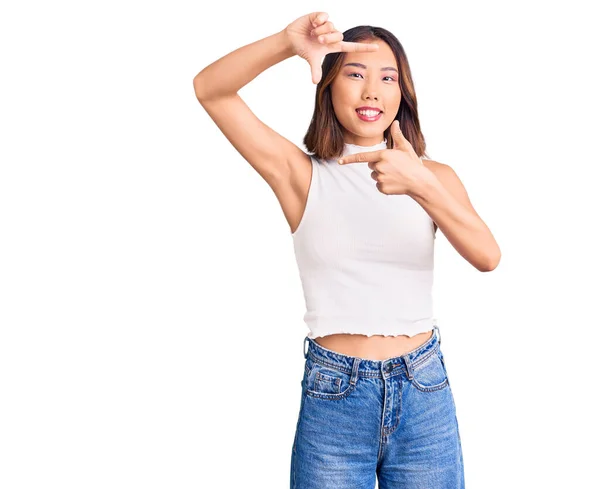 Junge Schöne Chinesische Mädchen Lässiger Kleidung Lächelnd Rahmen Mit Händen — Stockfoto