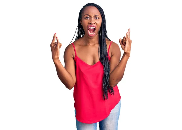 Νεαρή Αφροαμερικανή Γυναίκα Που Φοράει Καθημερινά Ρούχα Φωνάζοντας Τρελή Έκφραση — Φωτογραφία Αρχείου