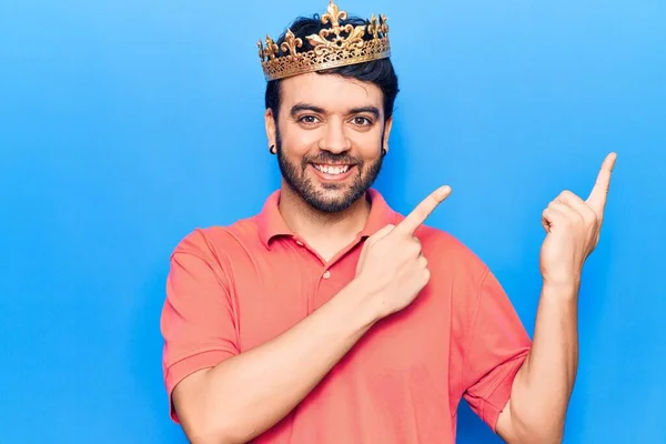 Mladý Hispánec Koruně Krále Usmívá Dívá Kameru Ukazující Oběma Rukama — Stock fotografie
