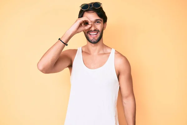 Hombre Hispano Guapo Con Mirada Veraniega Gafas Sol Haciendo Buen —  Fotos de Stock