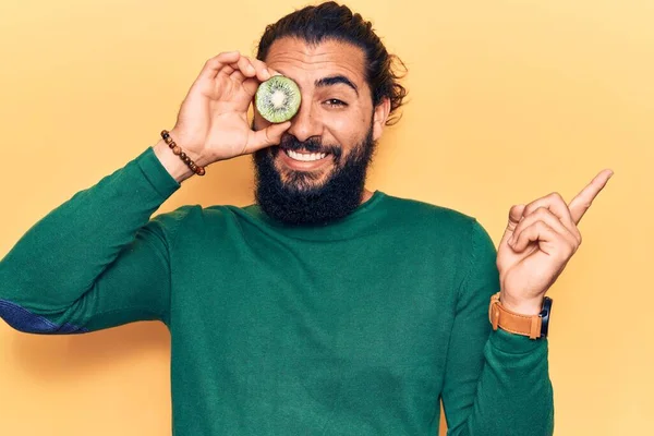 Ung Arabisk Man Som Håller Kiwi Leende Glad Pekar Med — Stockfoto