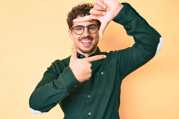 Homem Caucasiano Jovem Com Cabelo Encaracolado Vestindo Roupas Casuais Óculos — Fotografia de Stock