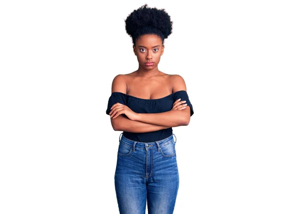 Gündelik Kıyafetler Giyen Kuşkucu Gergin Genç Afro Amerikalı Bir Kadın — Stok fotoğraf