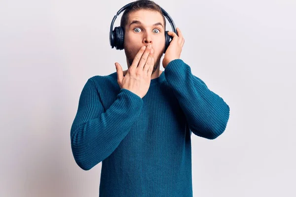 Jeune Homme Beau Écoutant Musique Aide Écouteurs Couvrant Bouche Avec — Photo