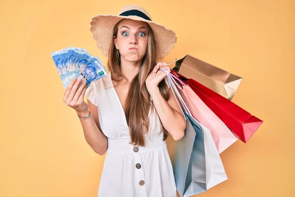 Ung Blond Flicka Med Shoppingväskor Och Sydafrikanska Rands Sedlar Puffande — Stockfoto