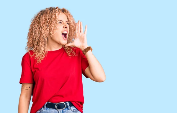 Mulher Loira Jovem Com Cabelo Encaracolado Vestindo Camiseta Vermelha Casual — Fotografia de Stock