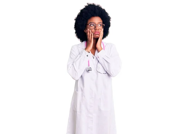 Fiatal Afro Amerikai Visel Orvosi Kabát Sztetoszkóp Fáradt Kezek Eltakaró — Stock Fotó