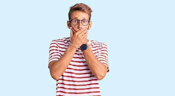 Bonito Loiro Com Barba Vestindo Roupas Casuais Óculos Chocou Cobrindo — Fotografia de Stock