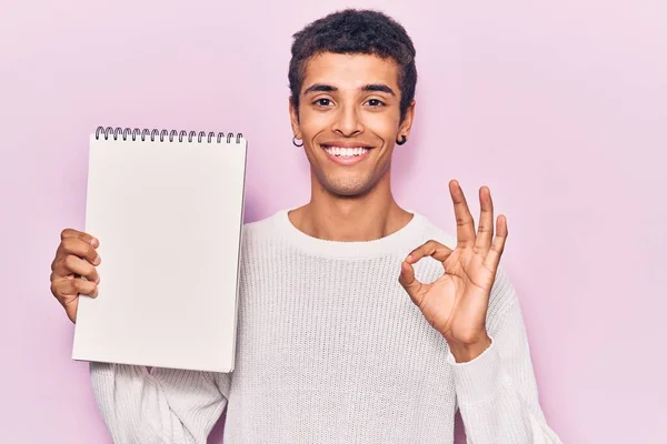 Fiatal Afro Amerikai Férfi Kezében Notebook Csinál Rendben Jel Ujjaival — Stock Fotó