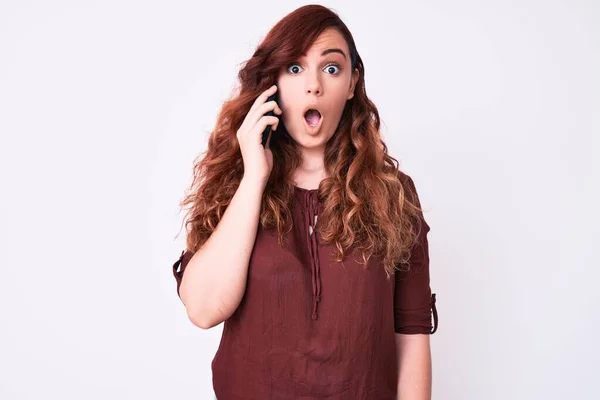 Joven Hermosa Mujer Teniendo Conversación Hablando Teléfono Inteligente Asustado Sorprendido —  Fotos de Stock