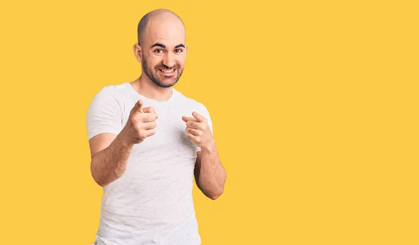 Mladý Pohledný Muž Neformálním Tričku Ukazuje Prsty Kameru Šťastnou Zábavnou — Stock fotografie