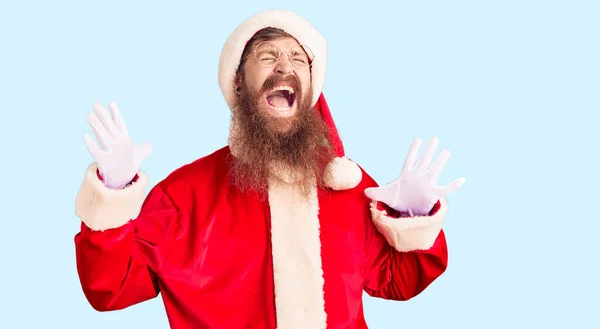 Stilig Ung Röd Huvud Man Med Långt Skägg Bär Santa — Stockfoto