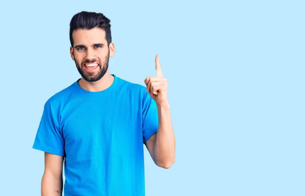 Joven Hombre Guapo Con Barba Llevando Una Camiseta Casual Apuntando — Foto de Stock