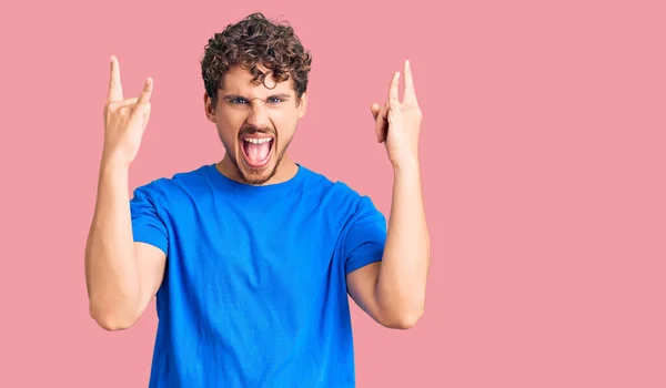 Homem Bonito Jovem Com Cabelo Encaracolado Vestindo Roupas Casuais Gritando — Fotografia de Stock