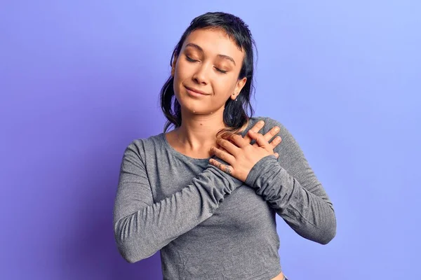 Mujer Joven Vistiendo Ropa Casual Sonriendo Con Las Manos Pecho — Foto de Stock