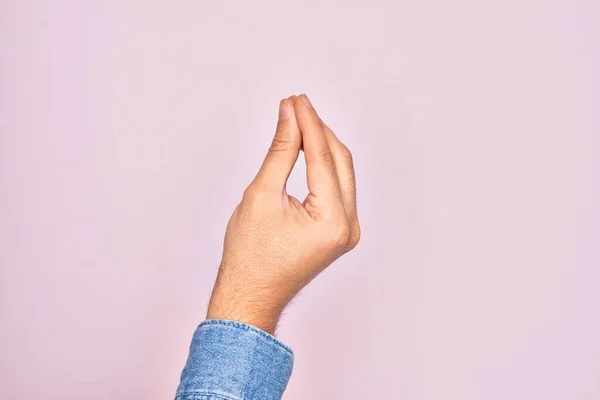 Mano Joven Caucásico Mostrando Los Dedos Sobre Fondo Rosa Aislado — Foto de Stock