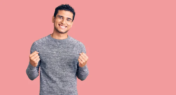 Der Hispanische Gut Aussehende Junge Mann Lässigem Pullover Feiert Überrascht — Stockfoto
