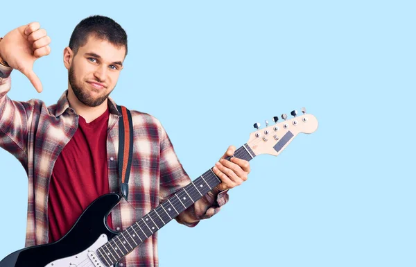Jovem Homem Bonito Tocando Guitarra Elétrica Com Rosto Irritado Sinal — Fotografia de Stock
