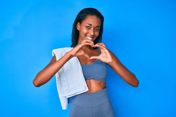 Ung Afrikansk Amerikansk Kvinna Bär Sportkläder Ler Kärlek Gör Hjärta — Stockfoto