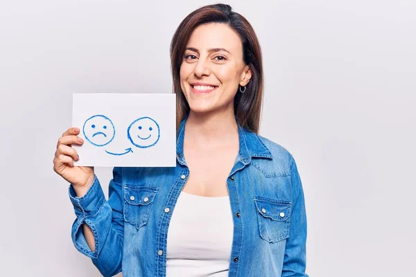 Joven Hermosa Mujer Sosteniendo Triste Emoción Feliz Papel Mirando Positiva —  Fotos de Stock