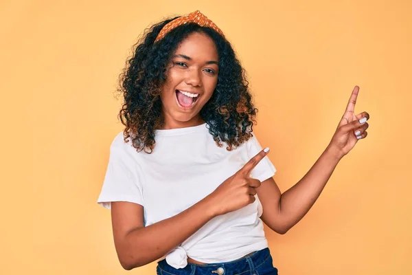 Jovem Afro Americana Vestindo Roupas Casuais Sorrindo Olhando Para Câmera — Fotografia de Stock