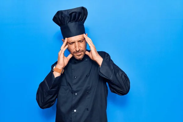 Joven Hombre Guapo Con Uniforme Cocina Con Mano Cabeza Dolor — Foto de Stock