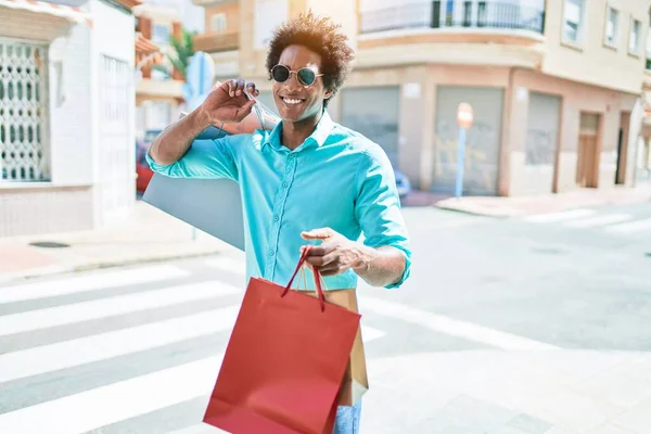 Jovem Afro Americano Bonito Usando Óculos Sol Sorrindo Feliz Com — Fotografia de Stock