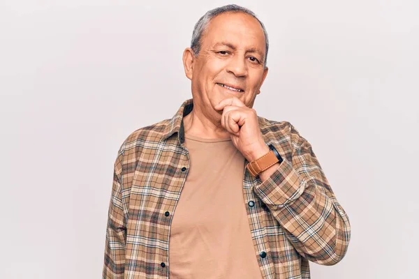 Homem Sênior Com Cabelos Grisalhos Vestindo Camisa Casual Sorrindo Olhando — Fotografia de Stock