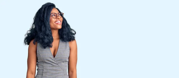 Linda Mulher Afro Americana Vestindo Vestido Negócios Óculos Olhando Para — Fotografia de Stock