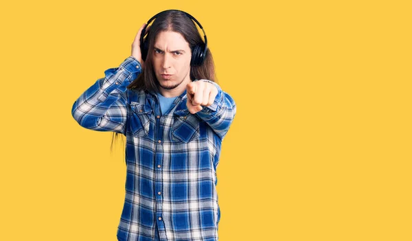 Young Adult Man Long Hair Listening Music Using Headphones Pointing — Stock Photo, Image