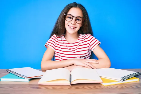 Χαριτωμένο Ισπανόφωνο Κορίτσι Που Σπουδάζει Για Τις Σχολικές Εξετάσεις Κάθεται — Φωτογραφία Αρχείου