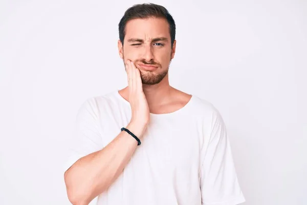 Jonge Knappe Man Draagt Casual Witte Tshirt Aanraken Mond Met — Stockfoto