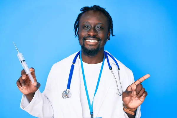 Jovem Afro Americano Com Tranças Vestindo Médico Estetoscópio Segurando Seringa — Fotografia de Stock