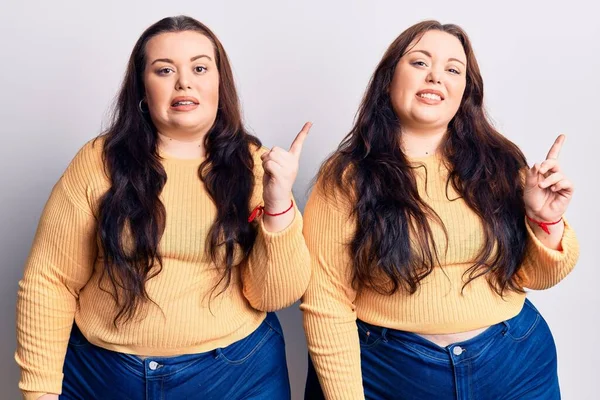 Mladí Velcí Dvojčata Nosí Ležérní Oblečení Ukazující Stranou Ustaraný Nervózní — Stock fotografie