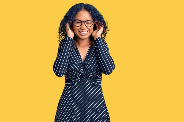 Jovem Afro Americana Vestindo Roupas Casuais Óculos Cobrindo Orelhas Com — Fotografia de Stock