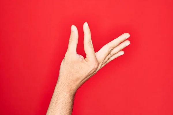 Mano Joven Caucásico Mostrando Los Dedos Sobre Fondo Rojo Aislado —  Fotos de Stock