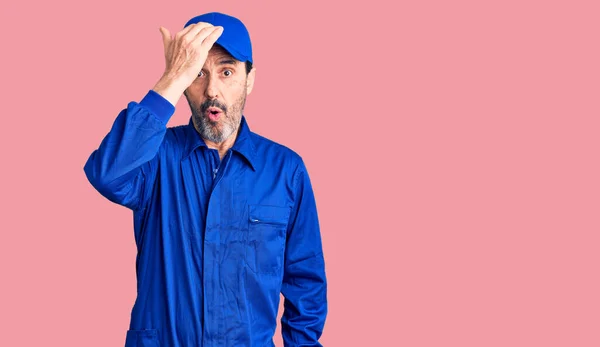 Homem Bonito Meia Idade Vestindo Uniforme Mecânico Surpreso Com Mão — Fotografia de Stock