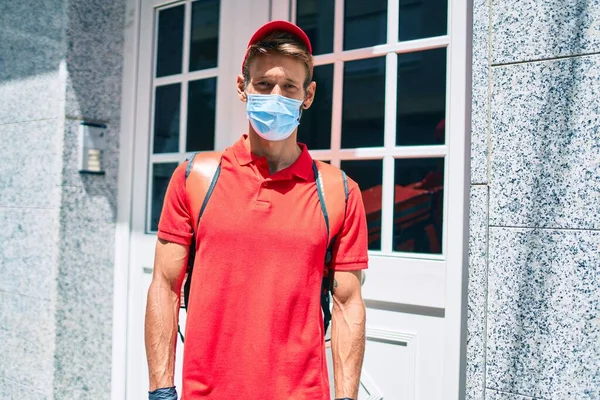 Caucásico Repartidor Hombre Vistiendo Uniforme Rojo Entrega Mochila Coronavirus Máscara —  Fotos de Stock