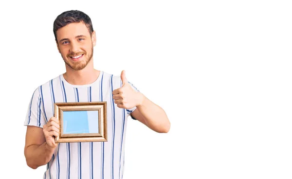 Knappe Jongeman Met Beer Met Leeg Frame Glimlachend Vrolijk Positief — Stockfoto