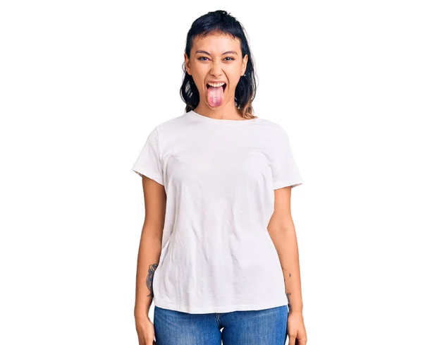 Mujer Joven Que Usa Ropa Casual Que Saca Lengua Feliz —  Fotos de Stock