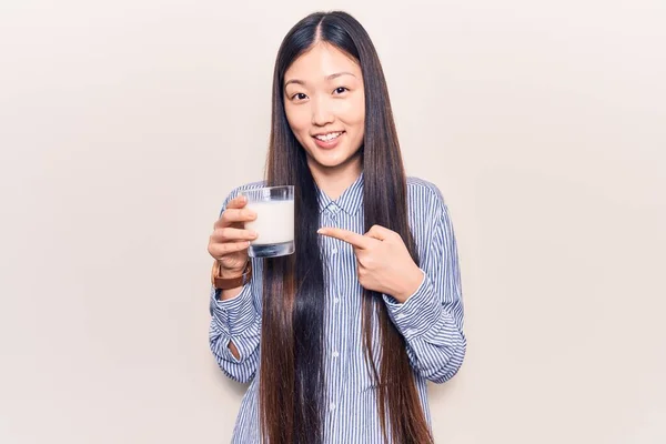 Jong Mooi Chinees Vrouw Drinken Glas Melk Glimlachen Gelukkig Wijzend — Stockfoto