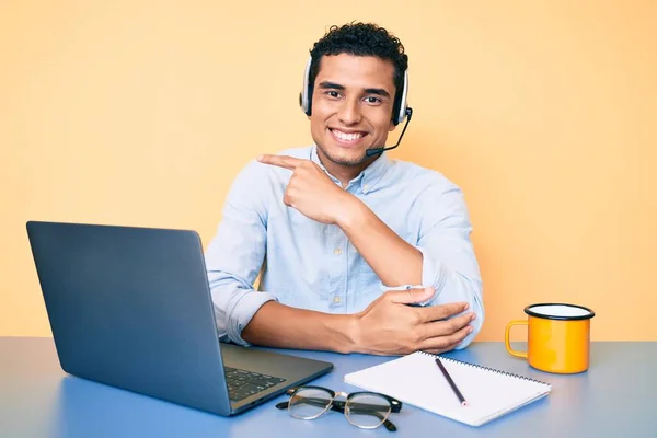 Ofiste Çalışan Yakışıklı Spanyol Bir Adam Operatör Kulaklığı Takıyor Gülümsüyor — Stok fotoğraf